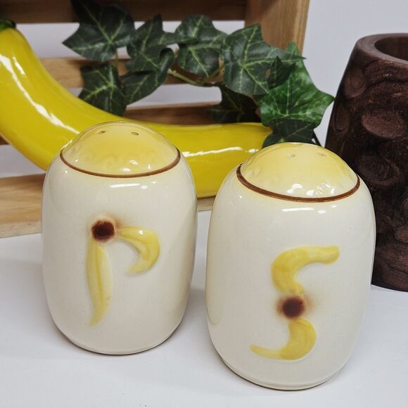Vtg Hull Ceramic Yellow Daisy Sunflower Petals / Banana Salt & Pepper Shaker Set - Picture 1 of 10
